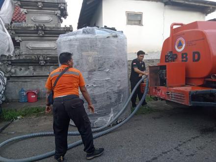 Pasca Banjir, Penyaluran Air Bersih dari BPBD kepada Warga Desa Dencarik